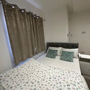 Smart Cosy/small Double In Oakridge Road Bromley Guest house London