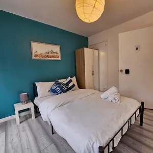  Guest house Mile End